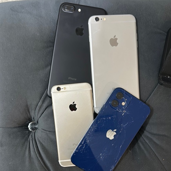 4 iPhone AS IS with 1 charging base - Picture 2 of 2